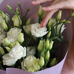 5 белых эустом в упаковке