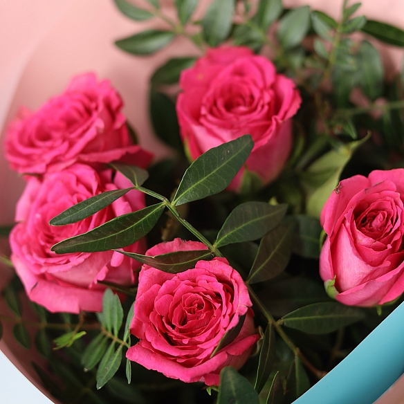 5 малиновых роз с фисташкой