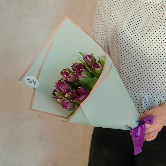 15 пионовидных тюльпанов фиолетового цвета в крафте
