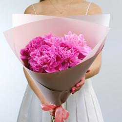 5 розовых пионов в упаковке (Россия)