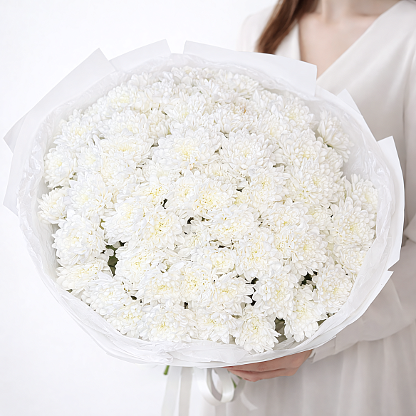 25 белых кустовых хризантем в упаковке