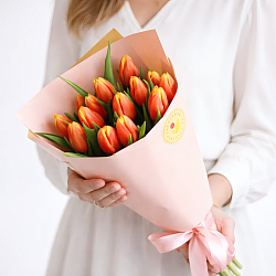 15 красно-желтых тюльпанов в упаковке