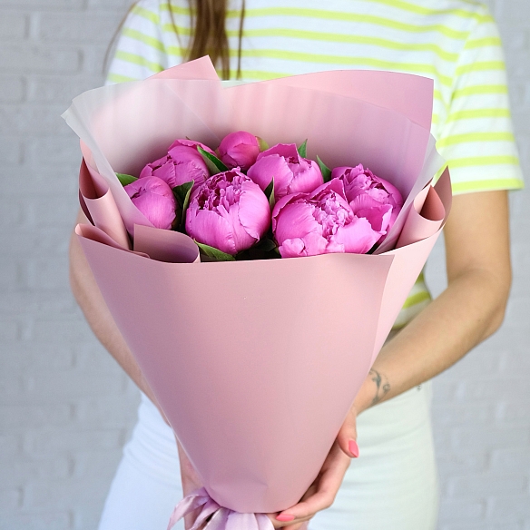 7 малиновых пионов в упаковке (Россия)