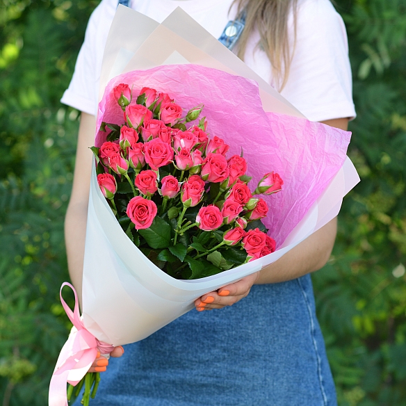 15 розовых кустовых роз в упаковке (Кения)