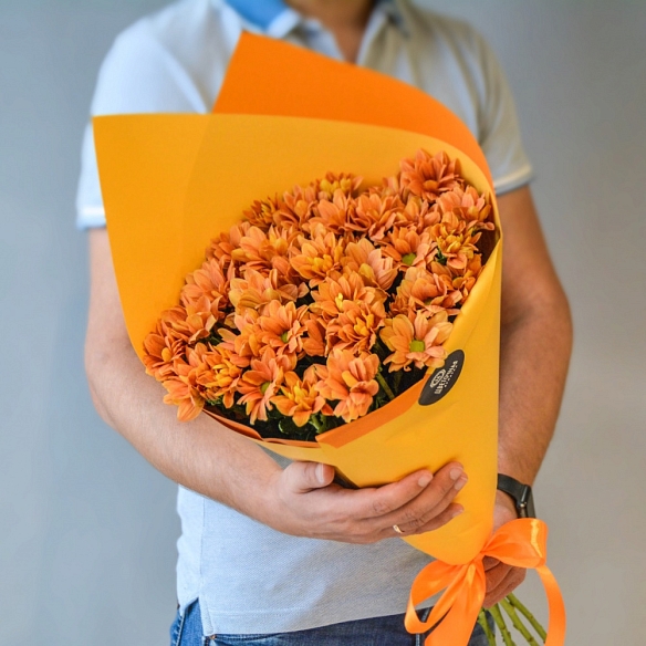5 оранжевых кустовых хризантем в упаковке