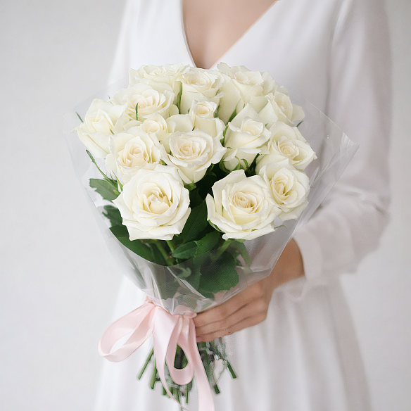15 белых роз в пленке