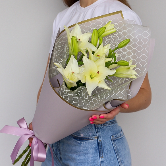 3 белых лилии в упаковке