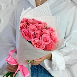 15 розовых роз 35-40см в упаковке (Кения)