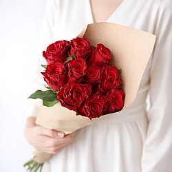 Охапка красных роз 70см в упаковке (Кения)