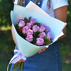 15 фиолетовых роз 35-40см в упаковке (Россия)