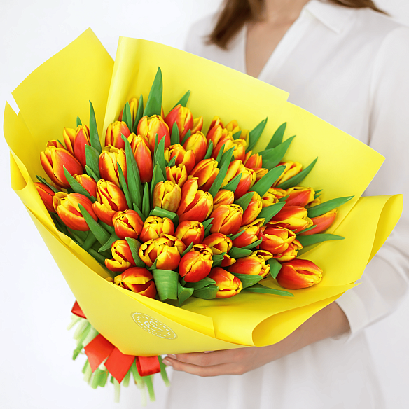 51 красно-желтый тюльпан в упаковке (Россия)