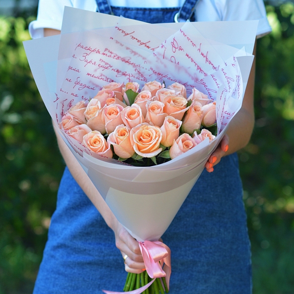 25 персиковых роз 35-40см в упаковке (Россия)