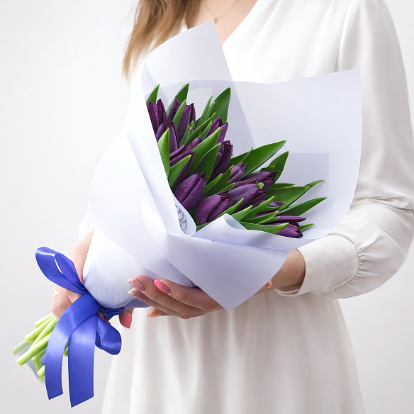 15 фиолетовых тюльпанов в упаковке