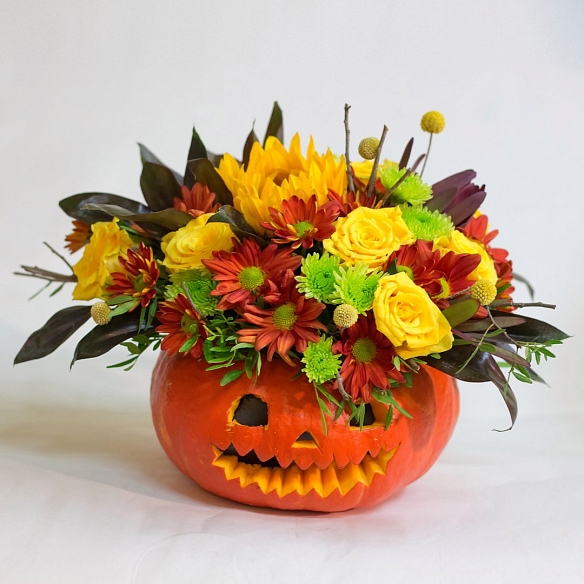 Тыква с цветами на «Хеллоуин»