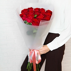 15 красных роз 70см в упаковке (Кения)