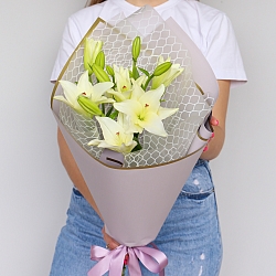 3 белых лилии в упаковке