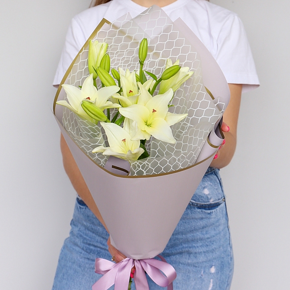 3 белых лилии в упаковке