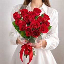 15 красных роз в пленке
