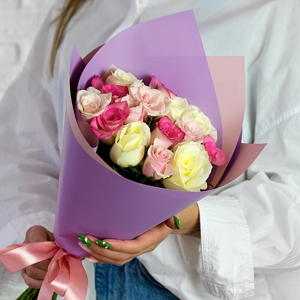15 роз нежный микс 35-40см в упаковке (Кения)
