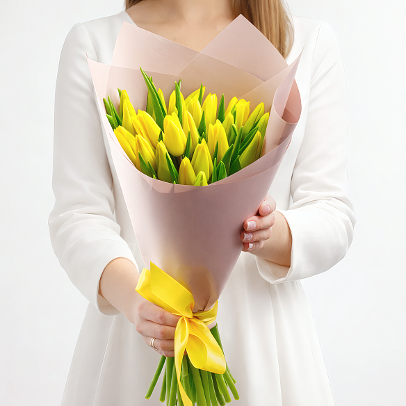 25 желтых тюльпанов в упаковке