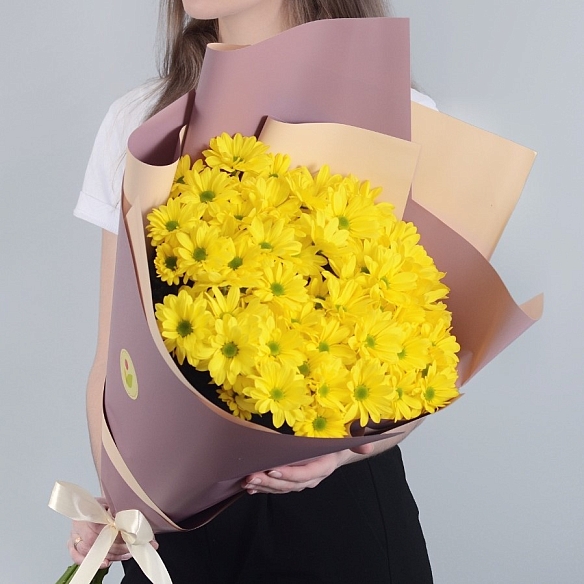 9 желтых кустовых хризантем в упаковке