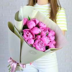 15 розовых пионов в упаковке (Россия)