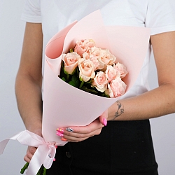 11 бело-розовых роз 35-40см в упаковке (Кения)