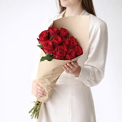 Охапка красных роз 70см в упаковке (Кения)