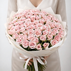 101 бело-розовая роза 35-40см в упаковке (Кения)
