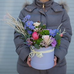 Сборная композиция с пионами и дельфиниумом в шляпной коробке