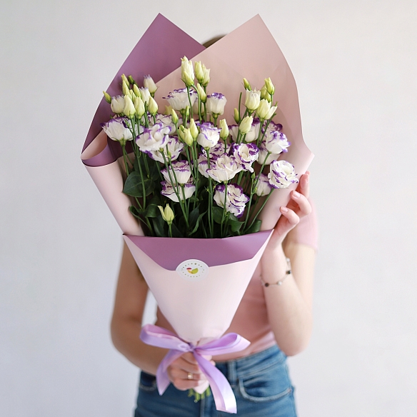 5 бело-фиолетовых эустом в упаковке