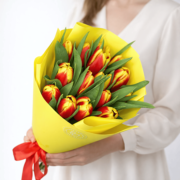 15 красно-желтых тюльпанов в упаковке