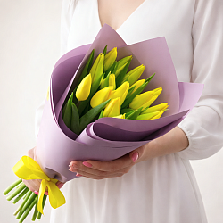 15 желтых тюльпанов в упаковке