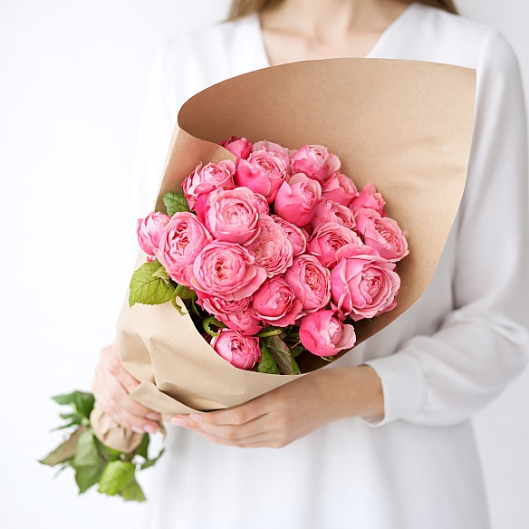 Охапка малиновых кустовых роз (Россия)