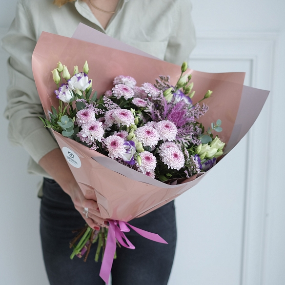Букет с розовой хризантемой, брассикой и эустомой
