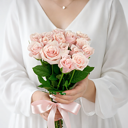 15 бело-розовых роз 35-40см (Кения)