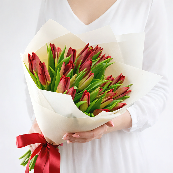 25 красных тюльпанов в упаковке