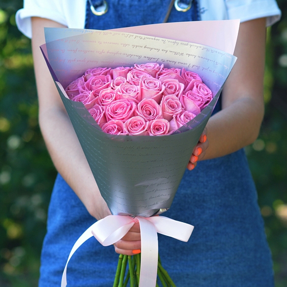 25 розовых роз 35-40см в упаковке (Россия)