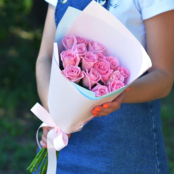 15 розовых роз 35-40см в упаковке (Россия)