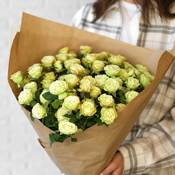 9 желтых кустовых роз в упаковке (Кения)