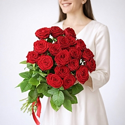 19 красных роз 70см (Россия)