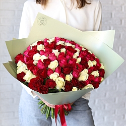 101 роза яркий микс 35-40см в упаковке (Кения)