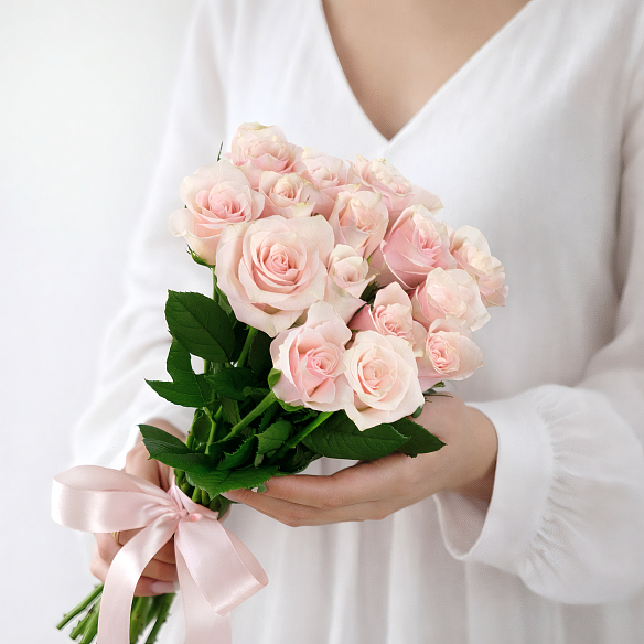 15 бело-розовых роз 35-40см (Кения)