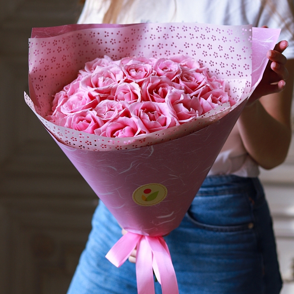 25 нежно-розовых роз 35-40см в упаковке (Россия)