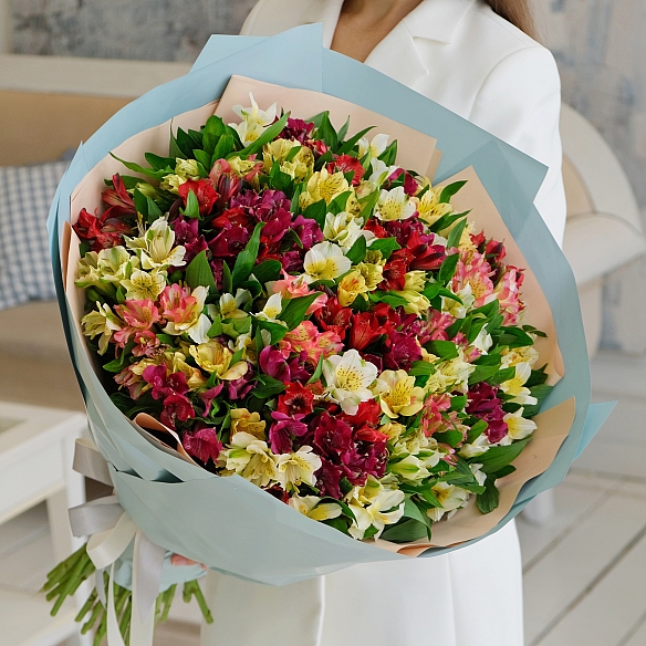 51 альстромерия в упаковке