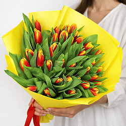 35 красно-желтых тюльпанов в упаковке