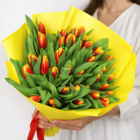 35 красно-желтых тюльпанов в упаковке