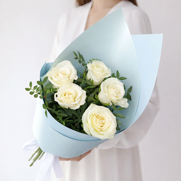 5 белых роз с фисташкой