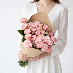 Охапка розовых кустовых роз (Россия)