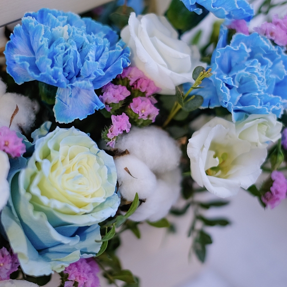 Ящик с голубыми розами, гвоздикой и хлопком